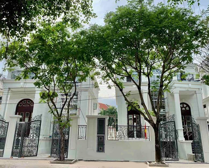 Long description image 1