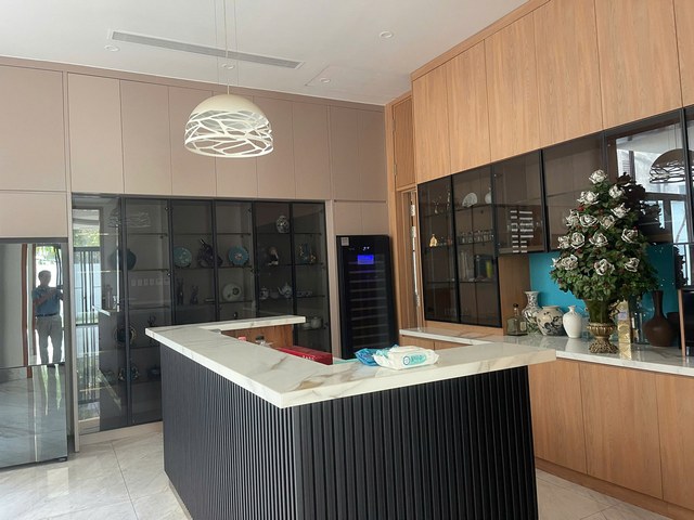 Long description image 1