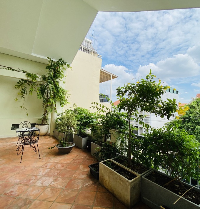 Long description image 1