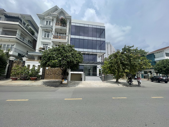 Long description image 1